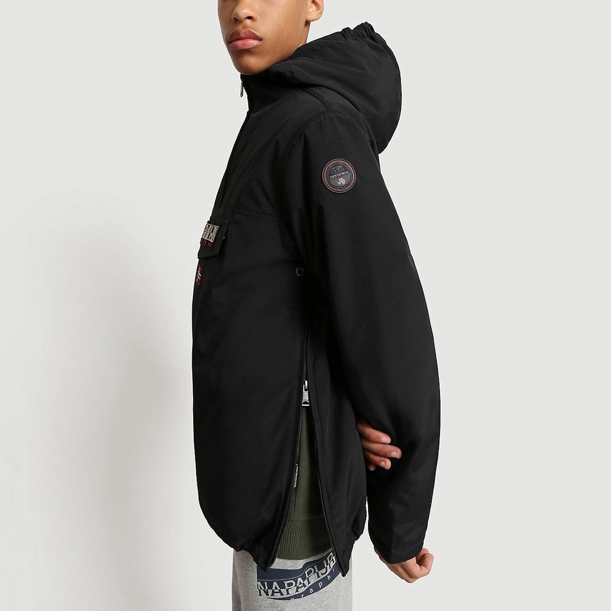 Napapijri Rainforest Winter Anorak Kinder Schwarz 5 Napapijri Rainforest Winter Anorak Kinder Schwarz – Bild 3
