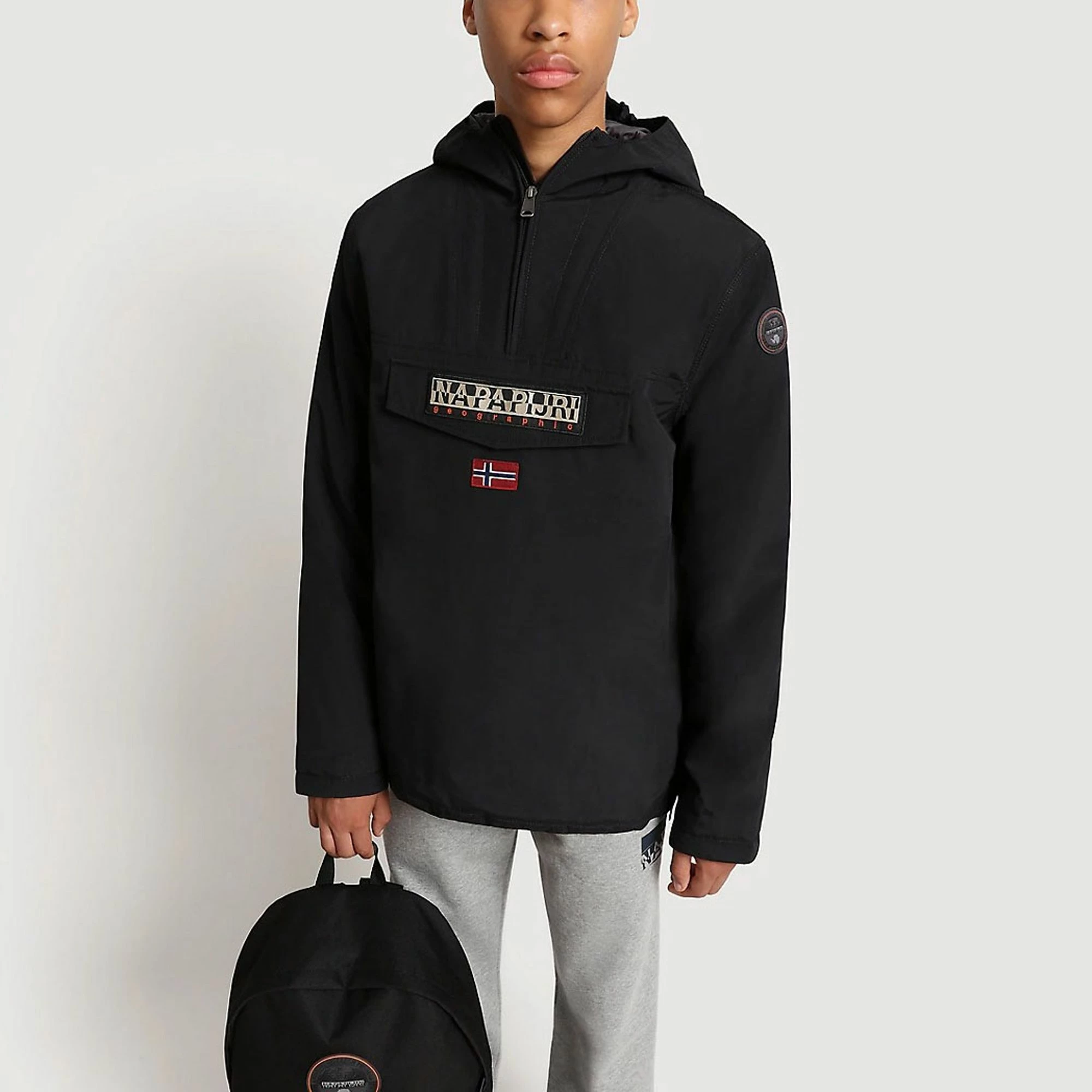 Napapijri Rainforest Winter Anorak Kinder Schwarz 6 Napapijri Rainforest Winter Anorak Kinder Schwarz – Bild 4
