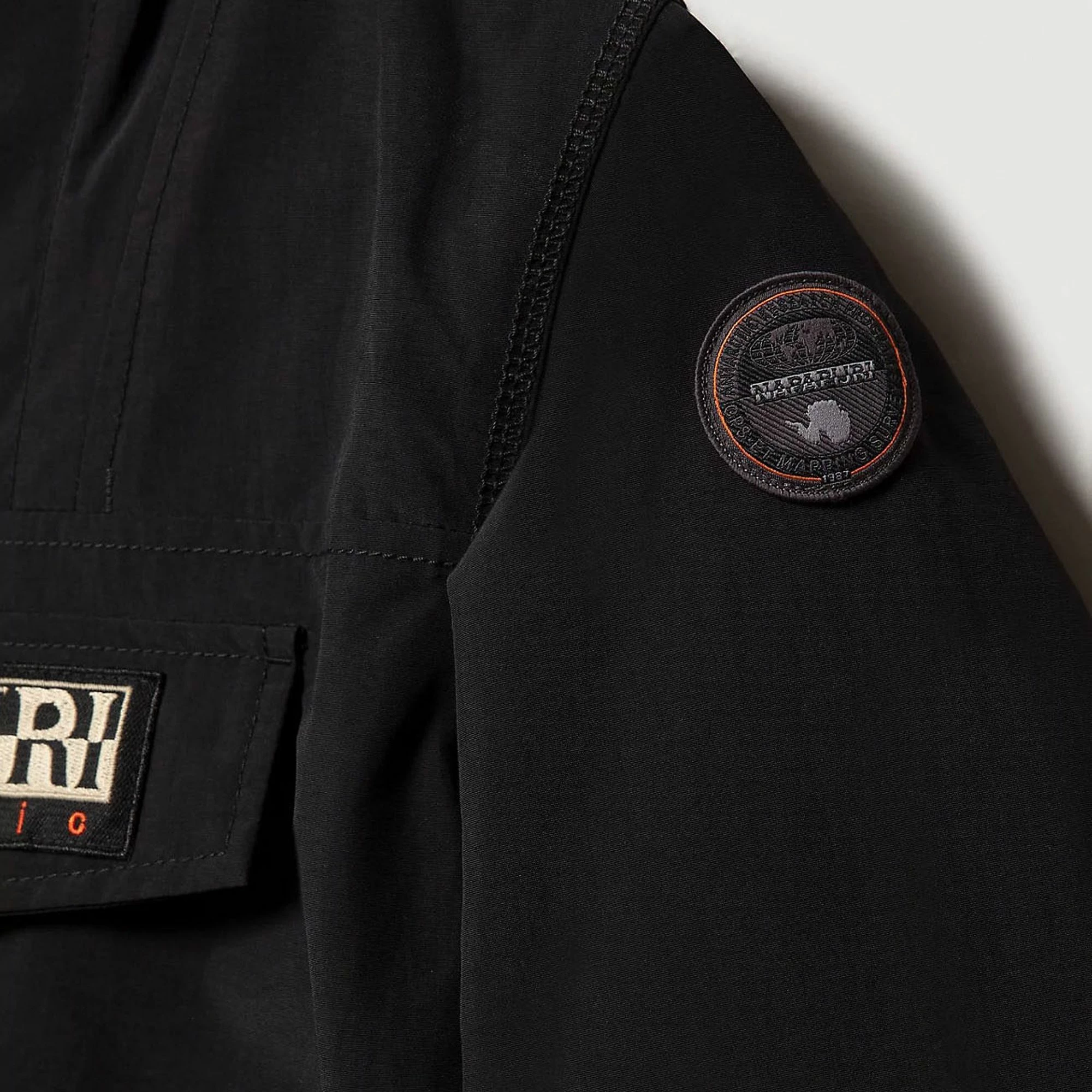 Napapijri Rainforest Winter Anorak Kinder Schwarz 9 Napapijri Rainforest Winter Anorak Kinder Schwarz – Bild 7